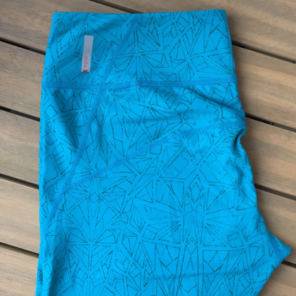 Zella crop, Large